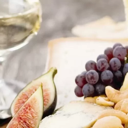 Игристое вино и корзина с фруктами